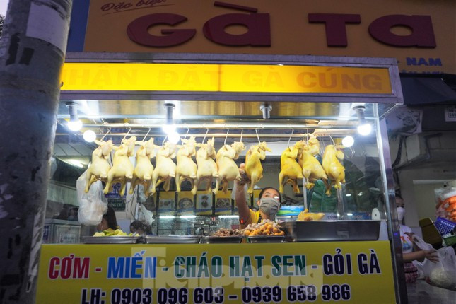 Người dân TPHCM xếp hàng đi mua gà cúng lúc tờ mờ sáng mùng 3 Tết ảnh 9