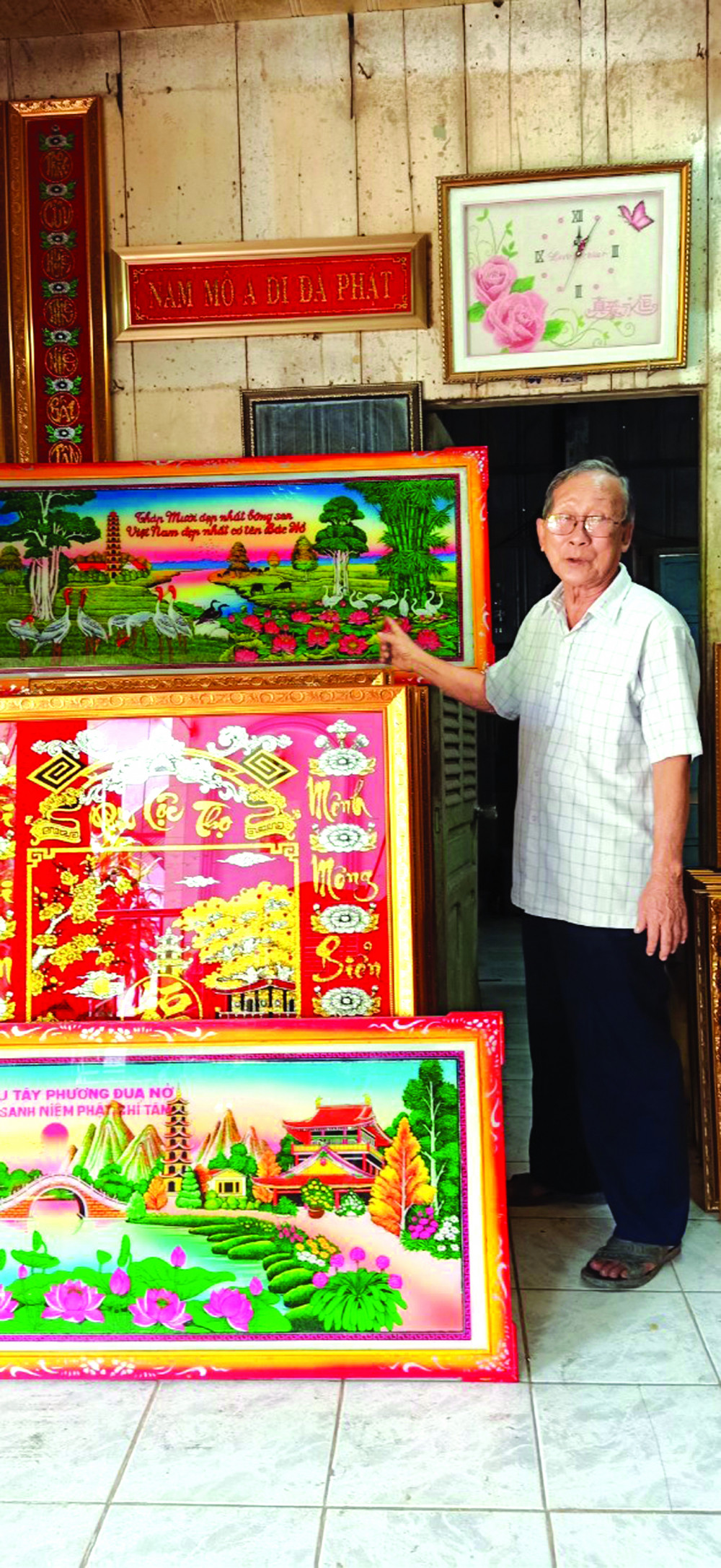 Ông giáo Quang bên những bức tranh ông vẽ mẫu hàng chục năm đến giờ vẫn được khách chuộng