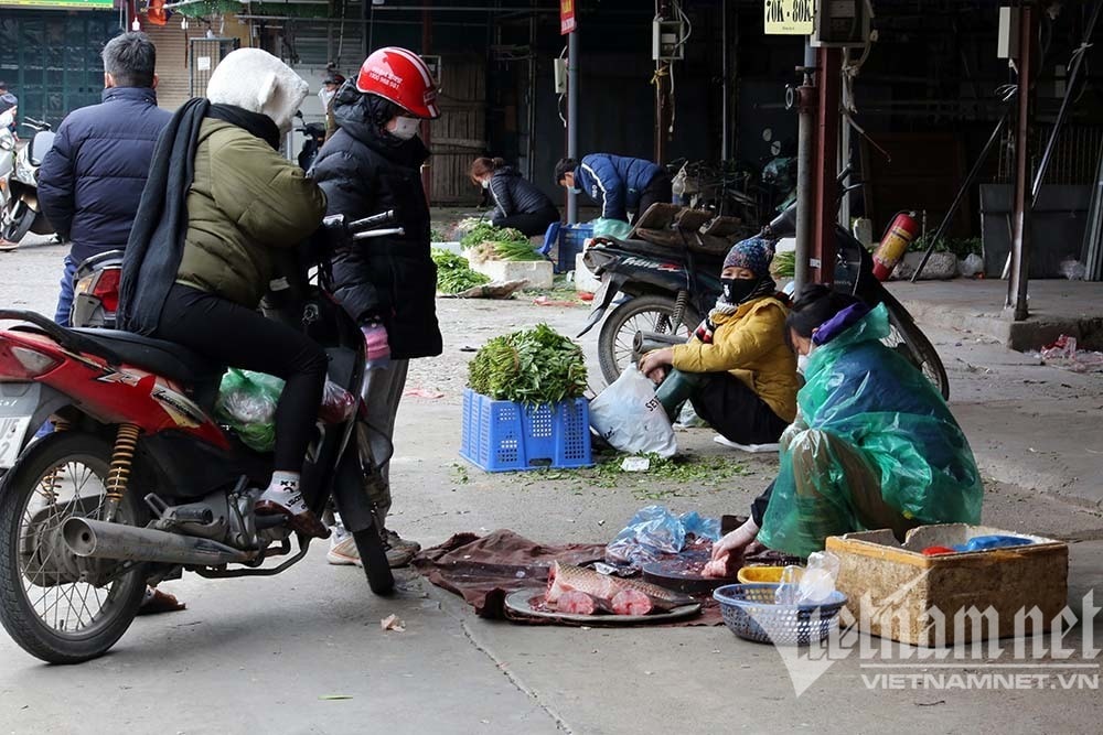 Sự lạ năm nay, chợ ngày mùng 3, cá tôm rẻ hơn cả trước Tết