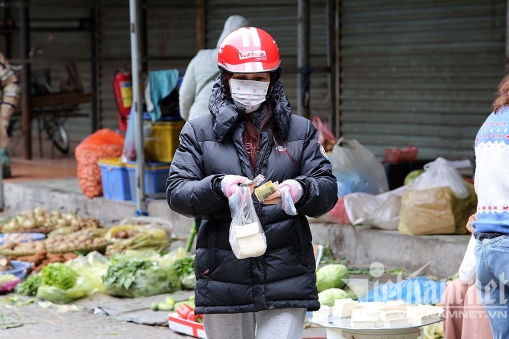 Sự lạ năm nay, chợ ngày mùng 3, cá tôm rẻ hơn cả trước Tết