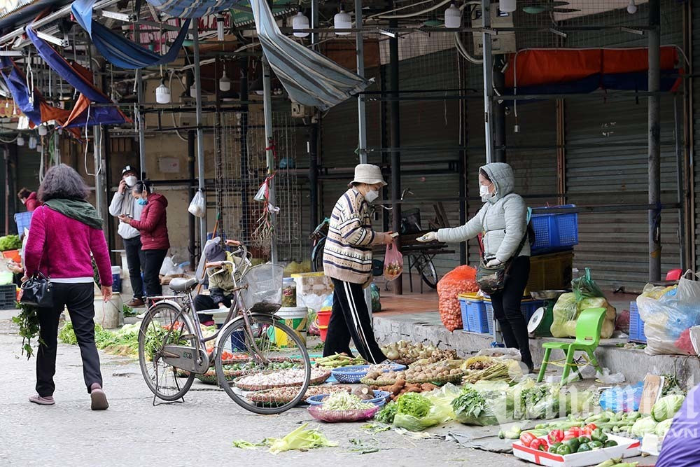 Sự lạ năm nay, chợ ngày mùng 3, cá tôm rẻ hơn cả trước Tết