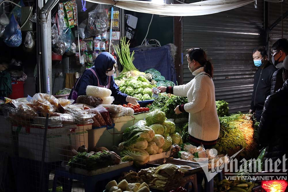 Sự lạ năm nay, chợ ngày mùng 3, cá tôm rẻ hơn cả trước Tết