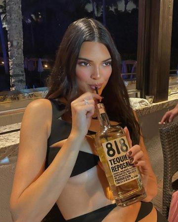 Kendall Jenner bị chỉ trích vì uống rượu bằng ống hút-1