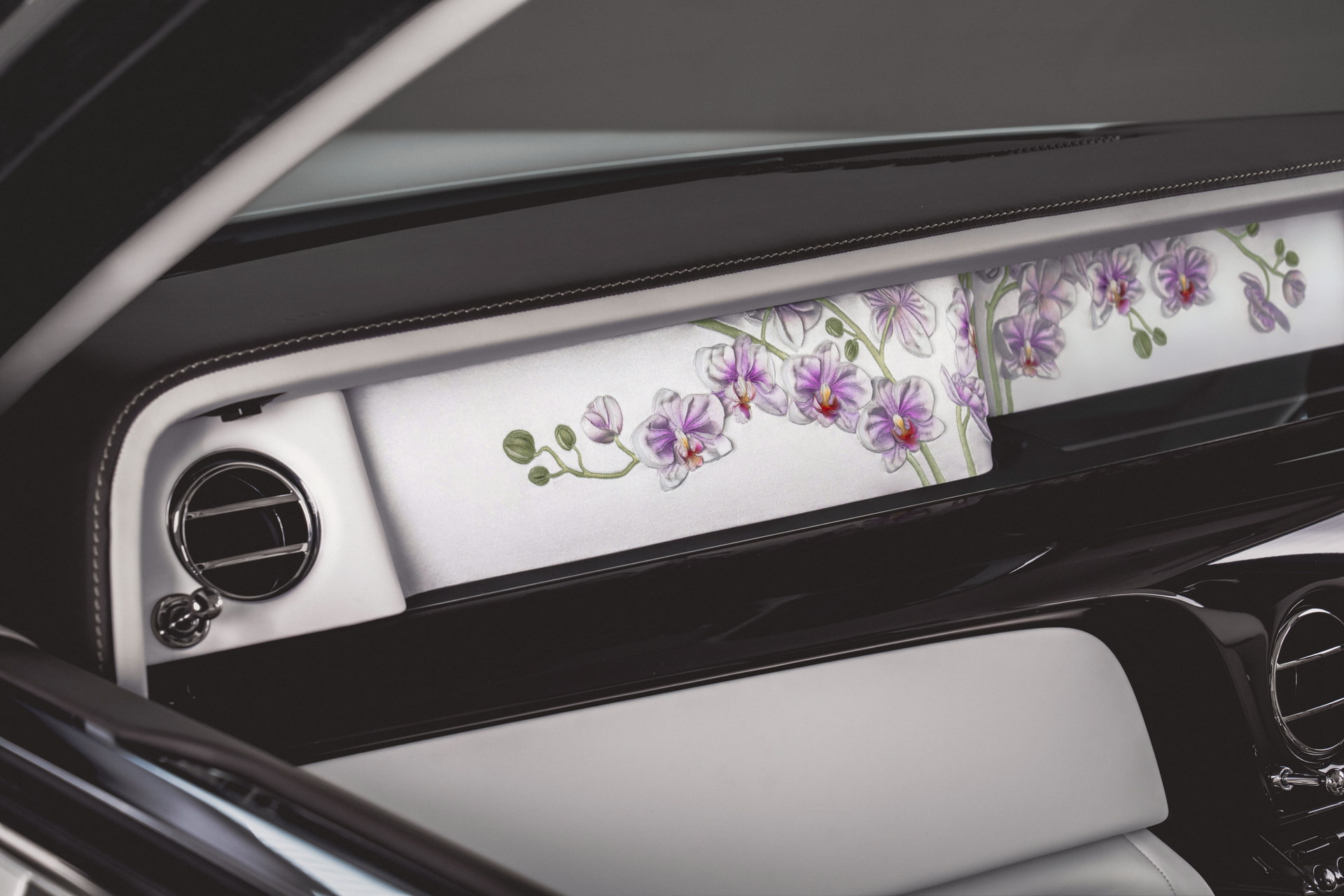 Mặt táp lô của Rolls-Royce Phantom Orchid