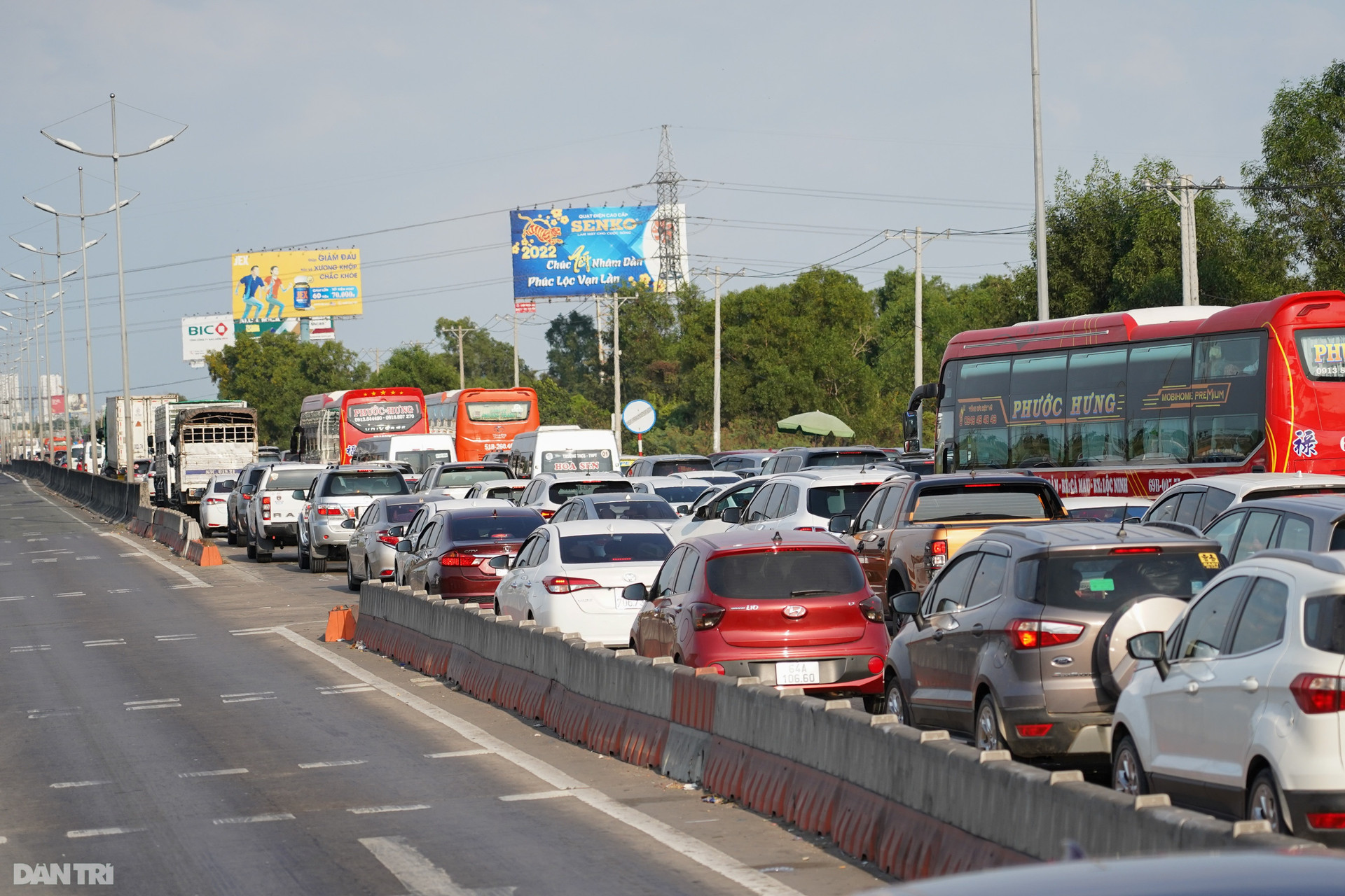Người dân trở lại TPHCM, kẹt xe hơn 2km tại trạm thu phí Chợ Đệm - 5