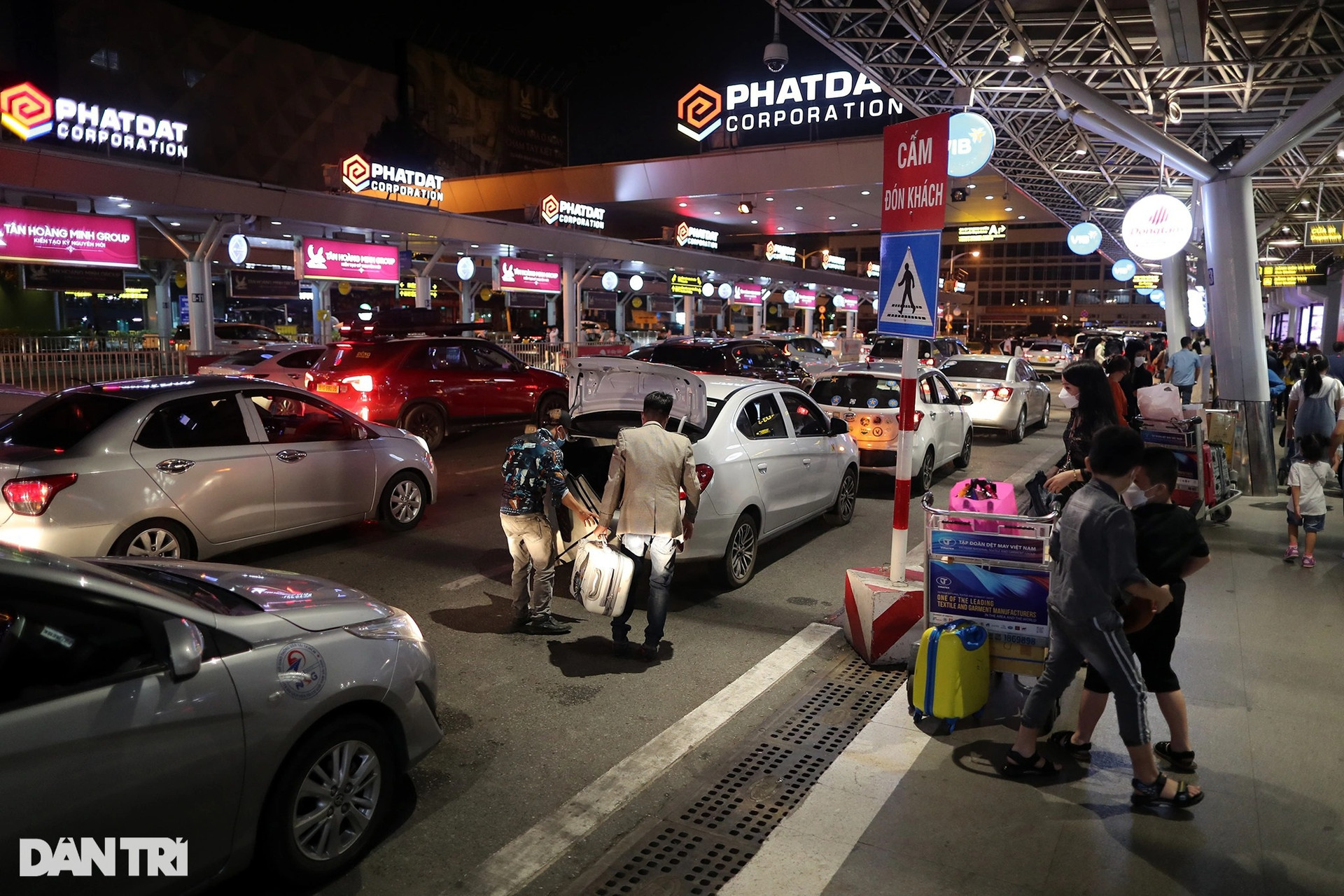Tân Sơn Nhất đông nghịt, khách đợi 2 tiếng mới có taxi rời sân bay - 2