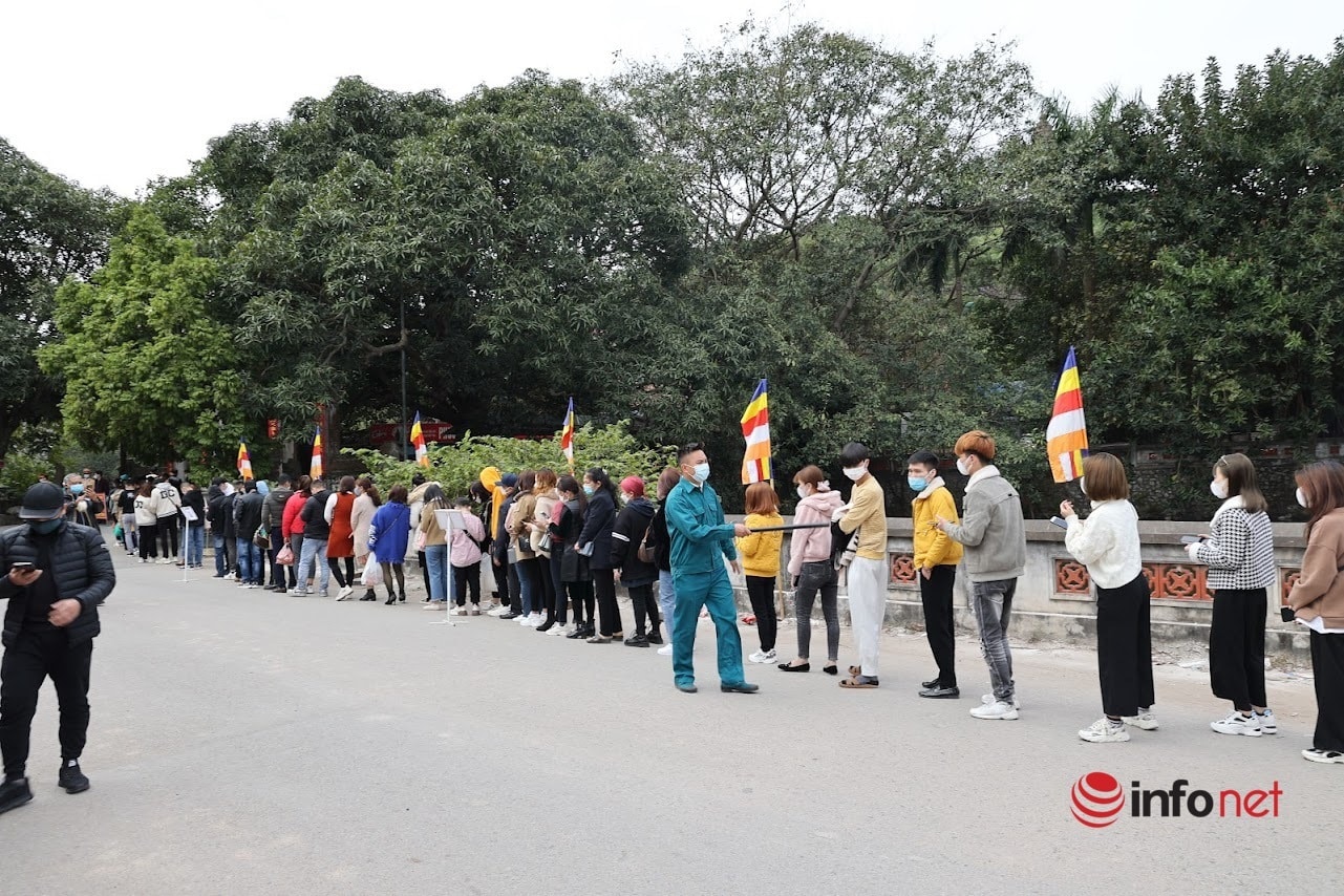 Hàng trăm người xếp hàng dài trước chùa Phật Tích đi lễ đầu năm