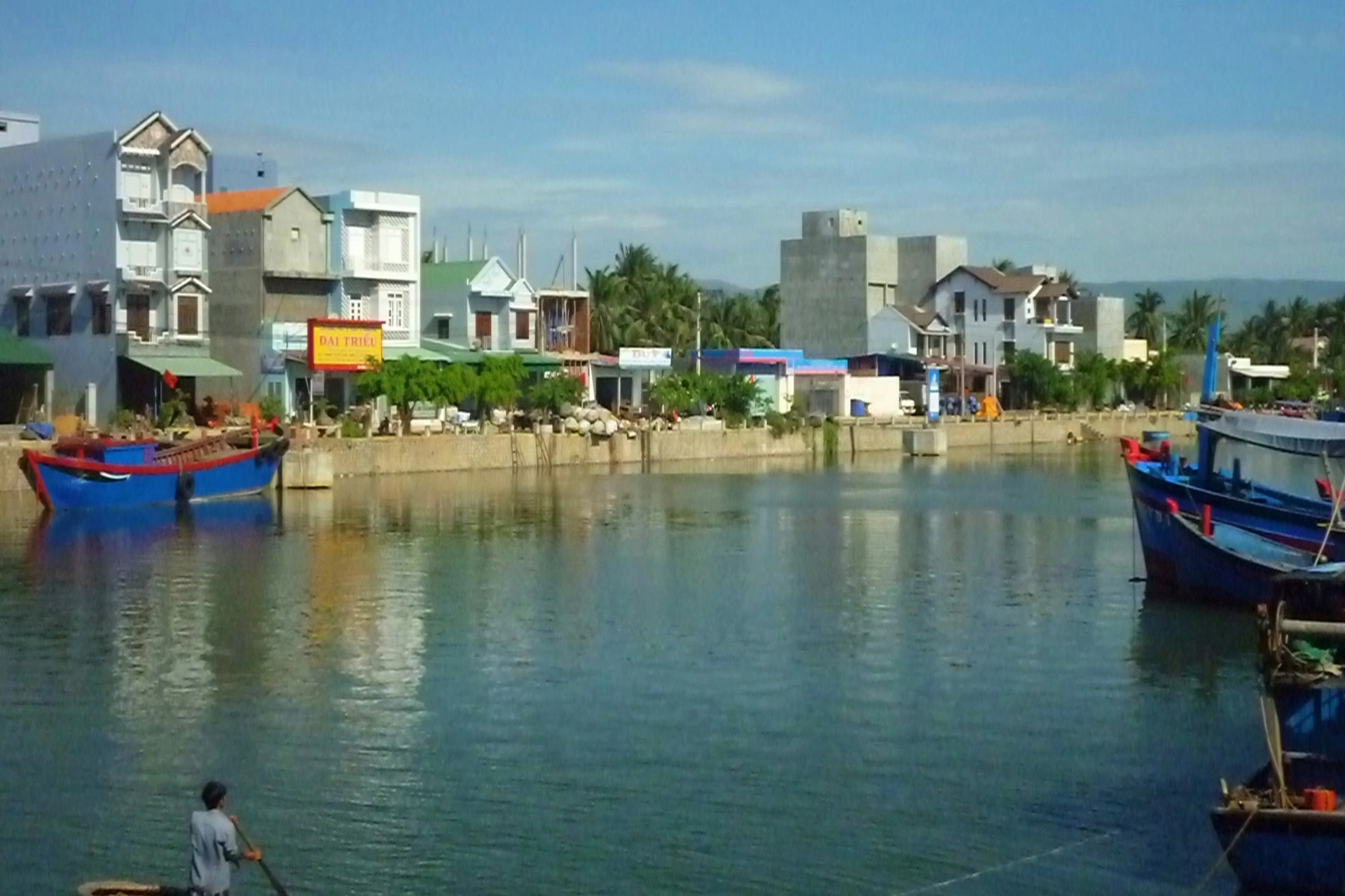 Làng biển nhiều biệt thự nhất Bình Định nhờ nghề câu loài cá khủng - 1