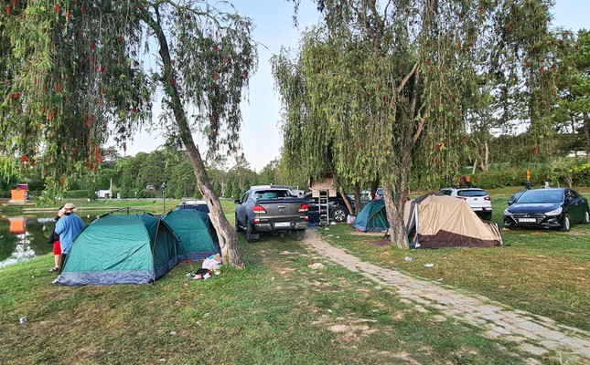 Khách sạn, nhà nghỉ quá tải, nhiều du khách dựng lều ngủ qua đêm bên hồ Xuân Hương ảnh 1
