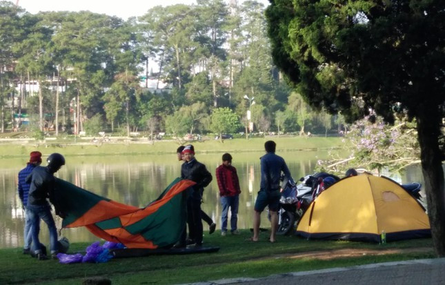 Khách sạn, nhà nghỉ quá tải, nhiều du khách dựng lều ngủ qua đêm bên hồ Xuân Hương ảnh 4
