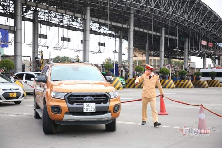 Lối ra cao tốc Pháp Vân - Cầu Giẽ ùn tắc hơn 2km chiều mùng 4 Tết