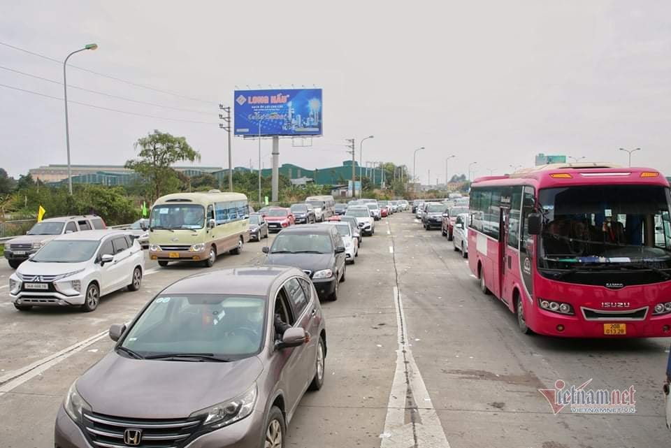 Lối ra cao tốc Pháp Vân - Cầu Giẽ ùn tắc hơn 2km chiều mùng 4 Tết