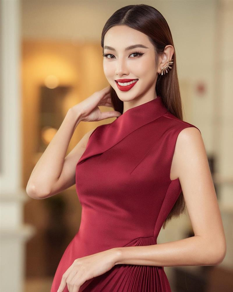 Lan truyền ảnh hoa hậu Thùy Tiên đánh bài, vén váy cực sung-8