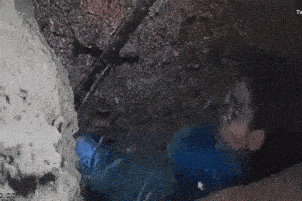 Bé trai 5 tuổi kẹt dưới giếng sâu 32m, cứu hộ 4 ngày vẫn chưa có kết quả-2