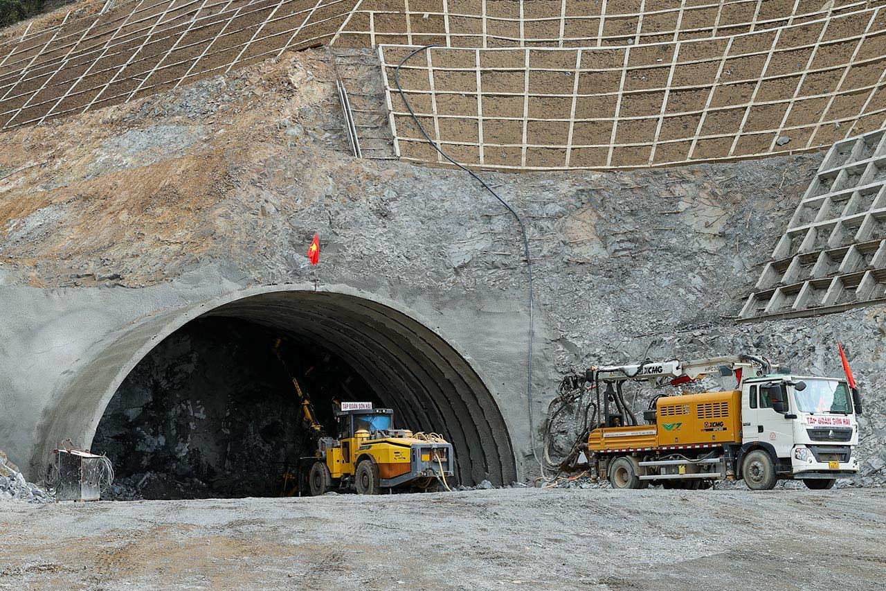 Công trình hầm đường bộ xuyên núi Dốc Sạn. (Nguồn: VGP/Nhật Bắc)