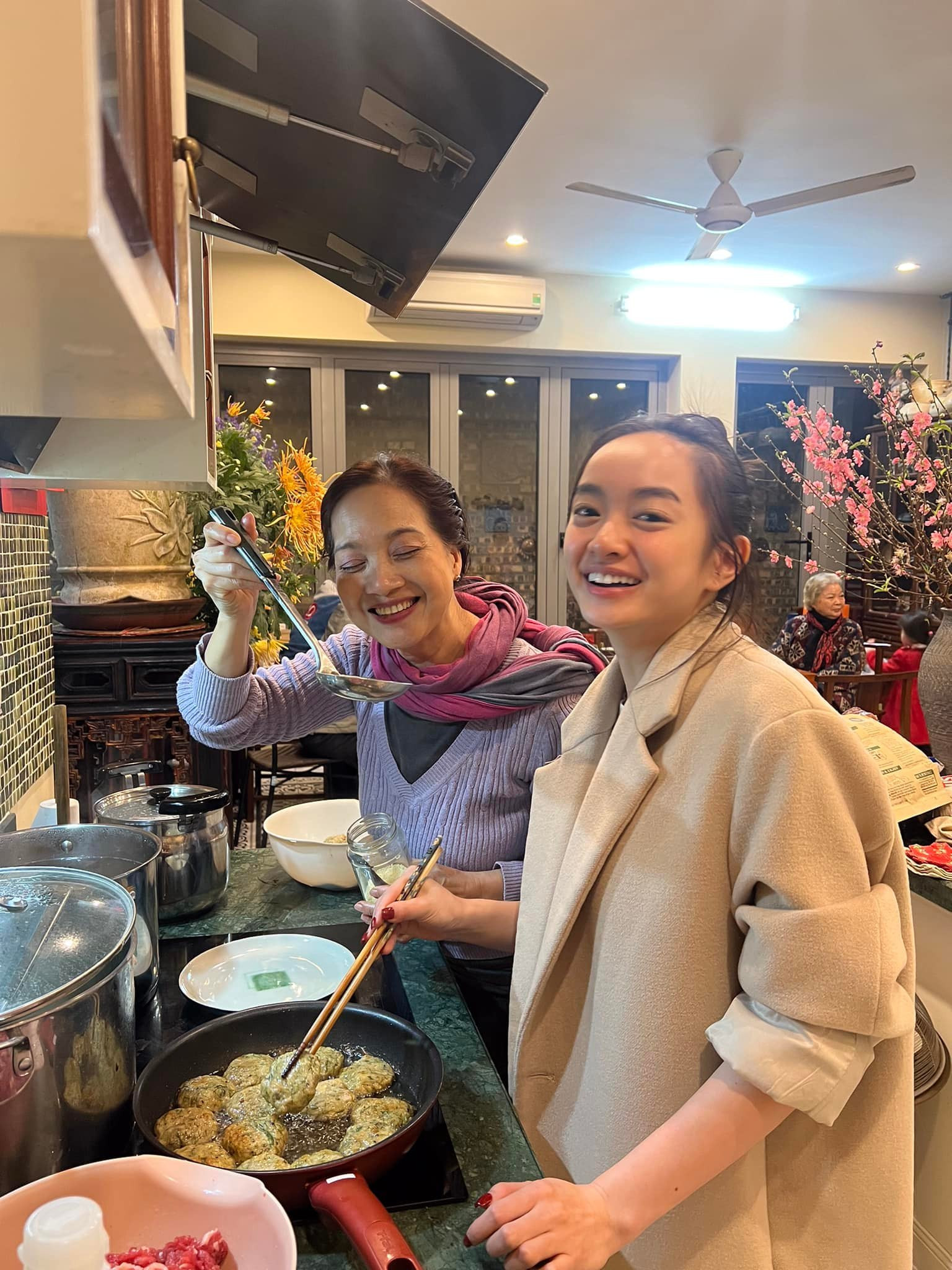 Như Quỳnh trẻ đẹp tuổi 52, NSND Lê Khanh vào bếp cùng Kaity Nguyễn