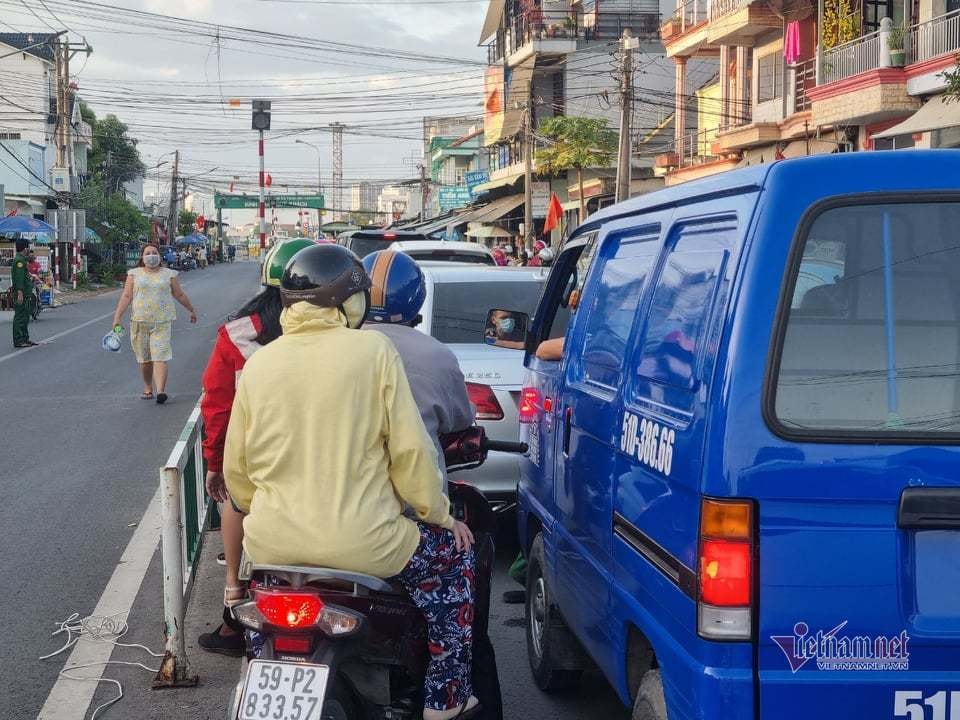 Người dân ùn ùn trở lại TP.HCM, phà Cát Lái quá tải