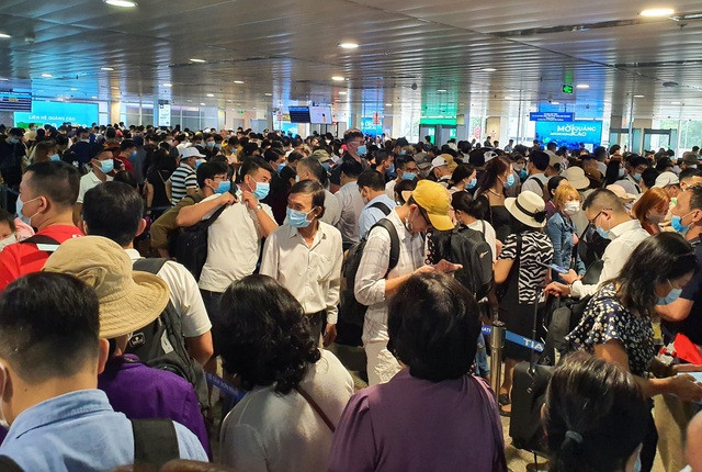 Khách ồ ạt đổ về sân bay Tân Sơn Nhất, phá vỡ kỷ lục cao điểm Tết - 1