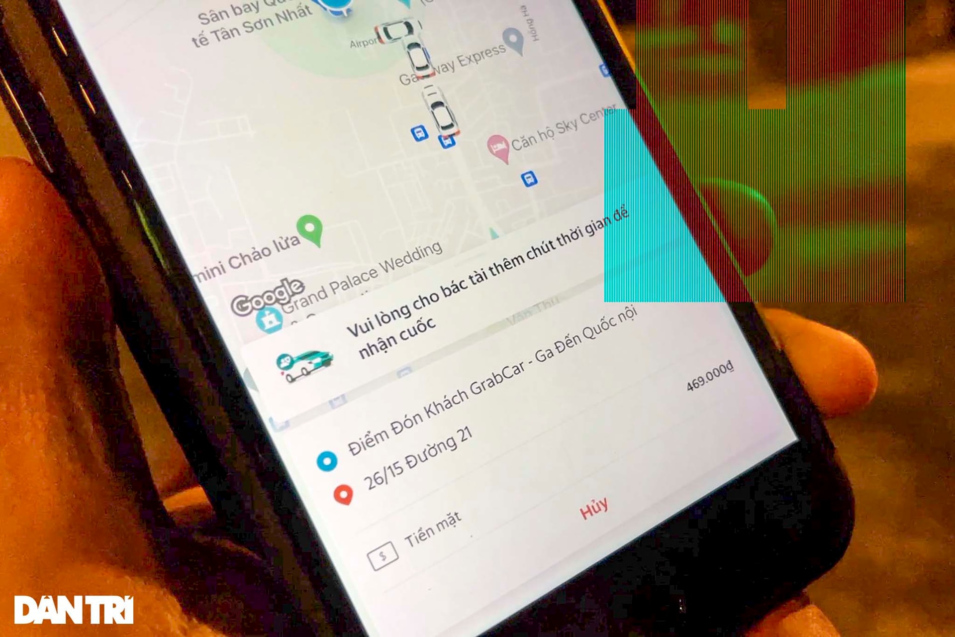 Khách sân bay khó bắt taxi qua app, phải trả tiền gấp đôi để đi xe cò mồi - 2