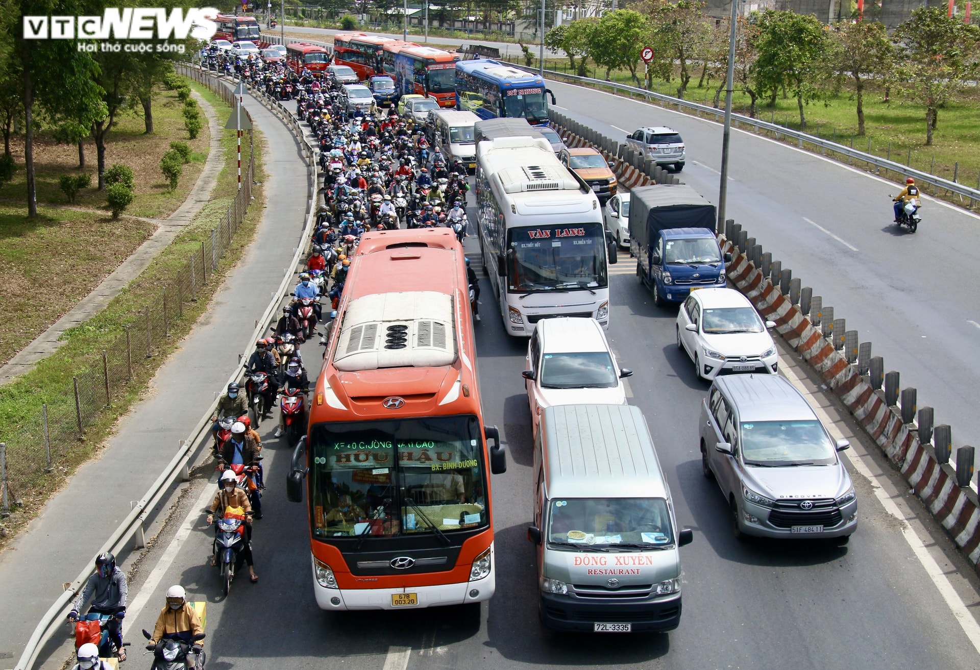Ảnh: Người miền Tây trở lại TP.HCM sau Tết, Quốc lộ 1 ùn tắc nhiều nơi - 7