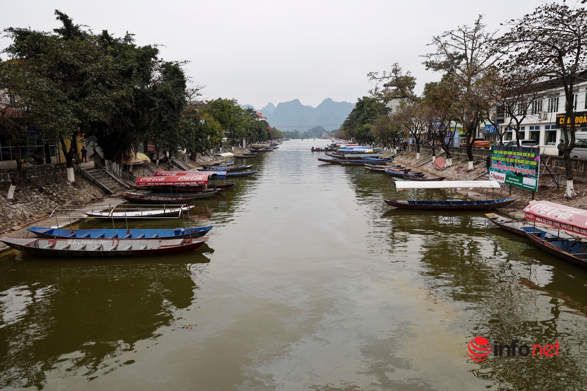 Chùa Hương đóng cửa phòng dịch, dòng người vẫn đến Đền Trình thắp hương rồi quay về