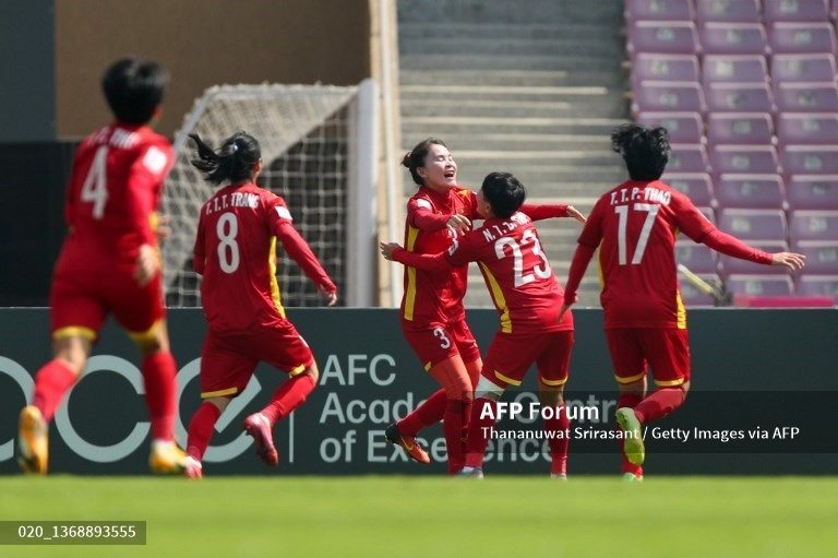 2 bàn thắng rất quan trọng của Chương Thị Kiều và Bích Thùy mang về cho đội tuyển nữ dấu mốc lịch sử. Ảnh: AFP
