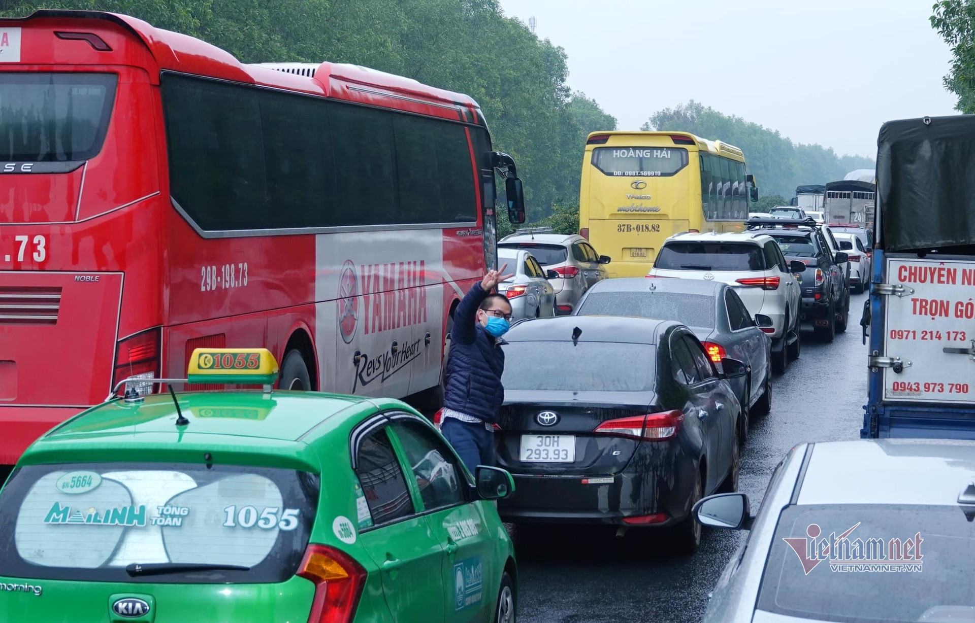 Xe khách tông nhau chắn cao tốc Pháp Vân, dòng xe về Hà Nội 'đứng lặng'
