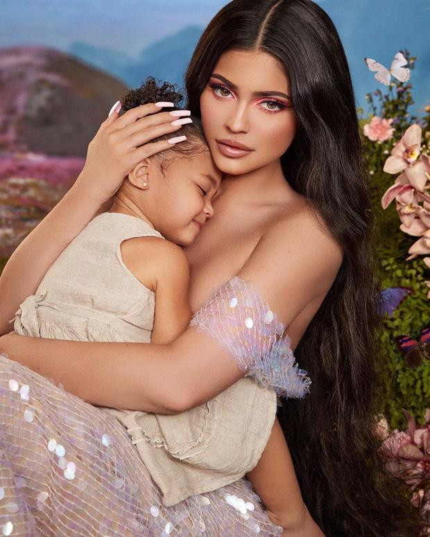 Kylie Jenner sinh con thứ 2 ngày 2/2/2022, phát sốt ảnh đầu tiên-8