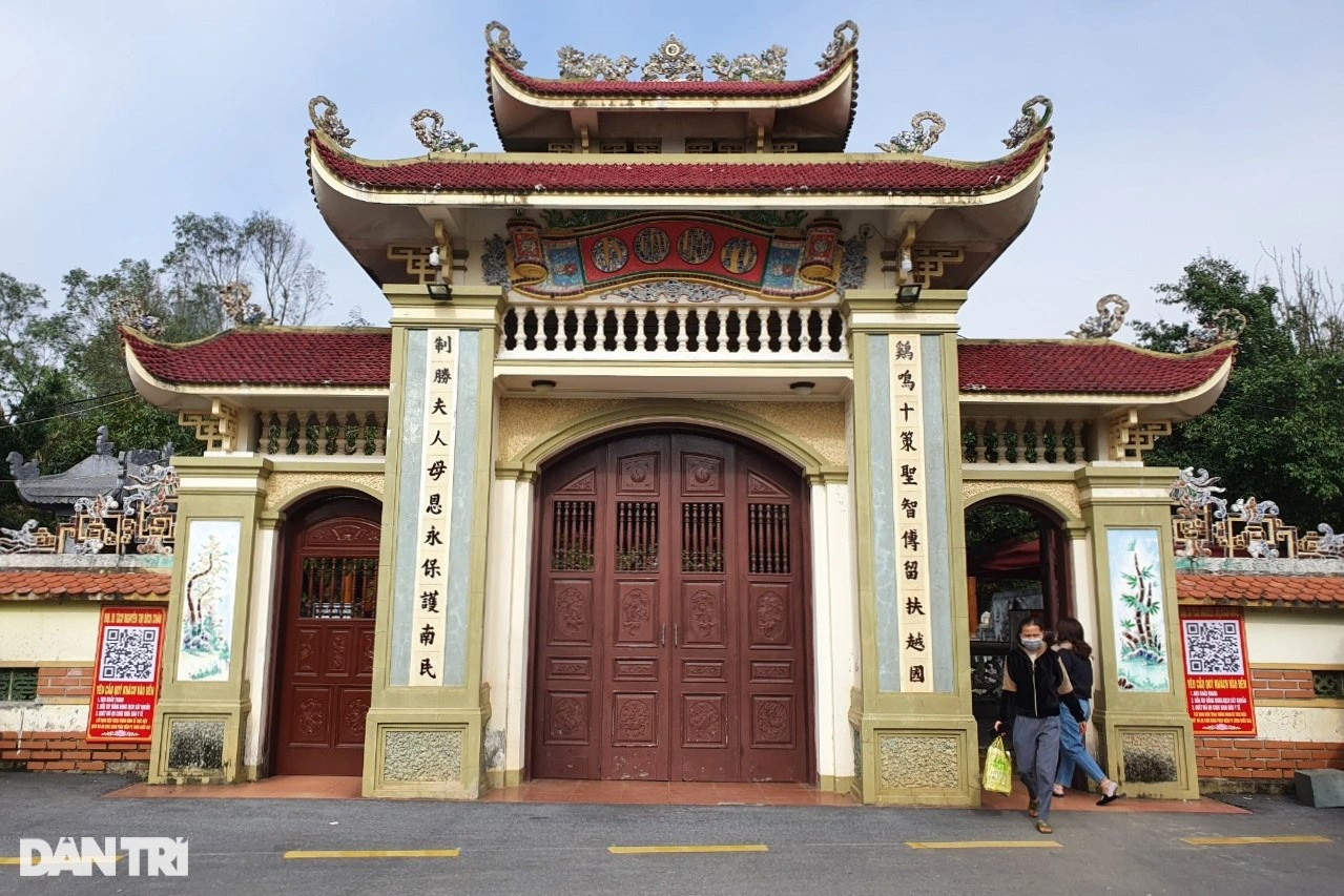 Đầu năm chen chúc tại Đền thờ Chế thắng Phu nhân Nguyễn Thị Bích Châu - 1