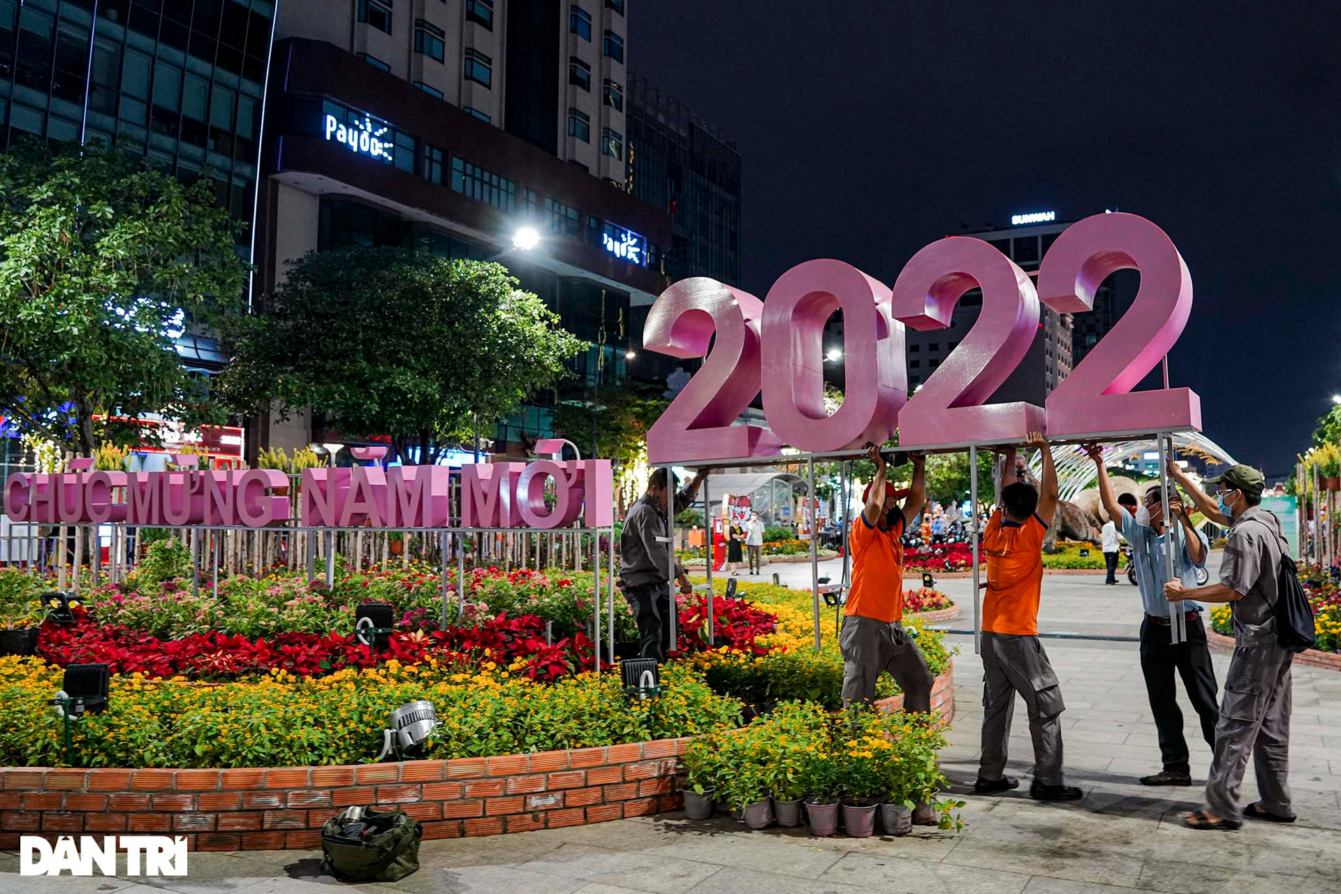Hơn 500 công nhân thâu đêm dọn dẹp đường hoa Nguyễn Huệ - 1