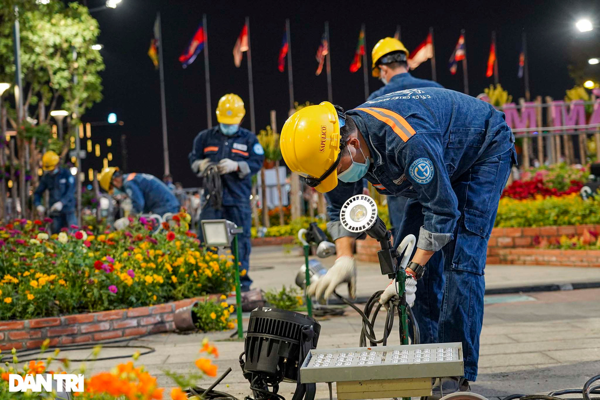 Hơn 500 công nhân thâu đêm dọn dẹp đường hoa Nguyễn Huệ - 3