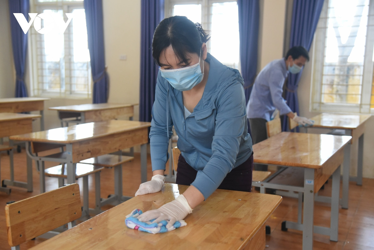 Các trường ở Hà Nội tất bật dọn dẹp, chuẩn bị đón học sinh đi học trực tiếp - 1