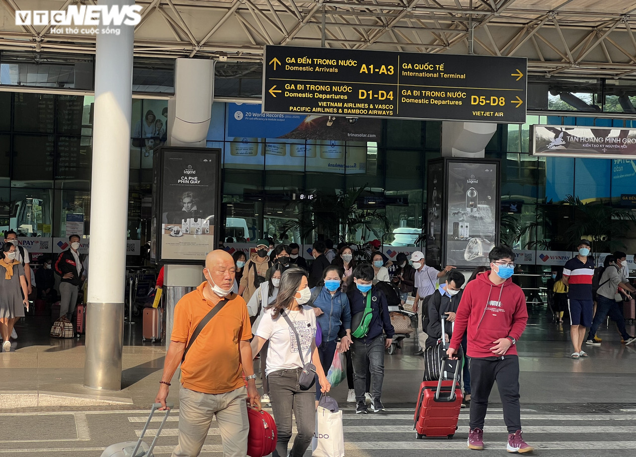 Ảnh: Sân bay Tân Sơn Nhất thông thoáng, không còn cảnh chen chúc đón taxi - 9