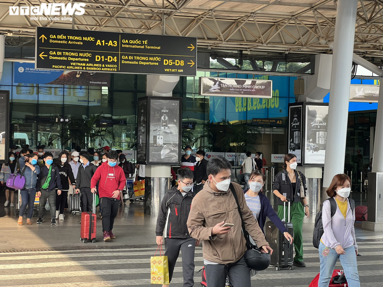 Ảnh: Sân bay Tân Sơn Nhất thông thoáng, không còn cảnh chen chúc đón taxi - 10