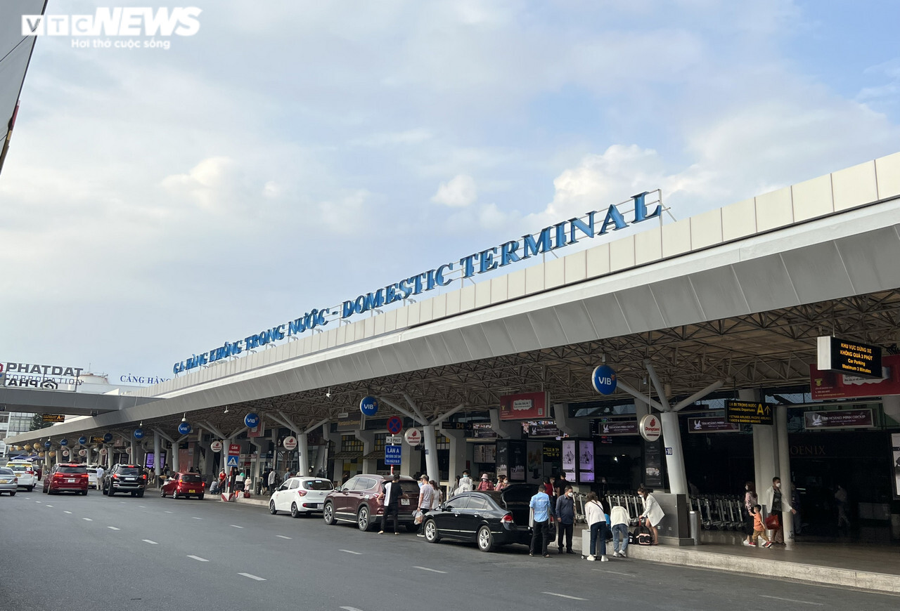 Ảnh: Sân bay Tân Sơn Nhất thông thoáng, không còn cảnh chen chúc đón taxi - 1