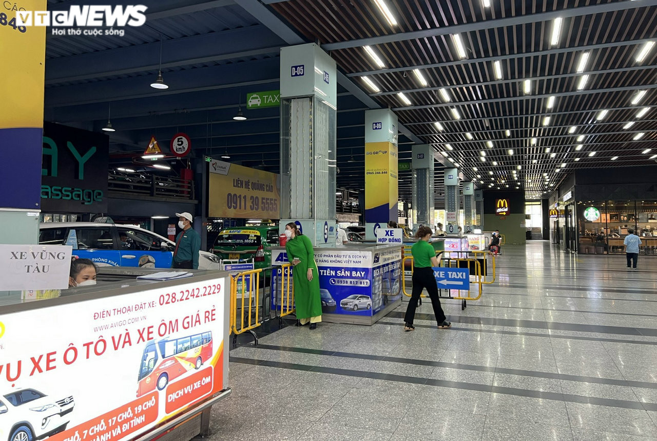 Ảnh: Sân bay Tân Sơn Nhất thông thoáng, không còn cảnh chen chúc đón taxi - 2