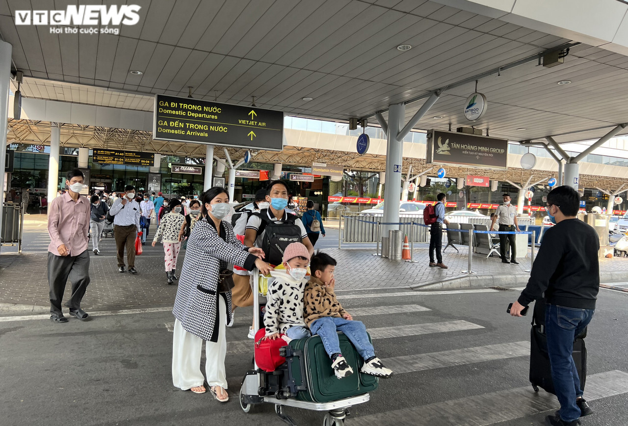 Ảnh: Sân bay Tân Sơn Nhất thông thoáng, không còn cảnh chen chúc đón taxi - 11