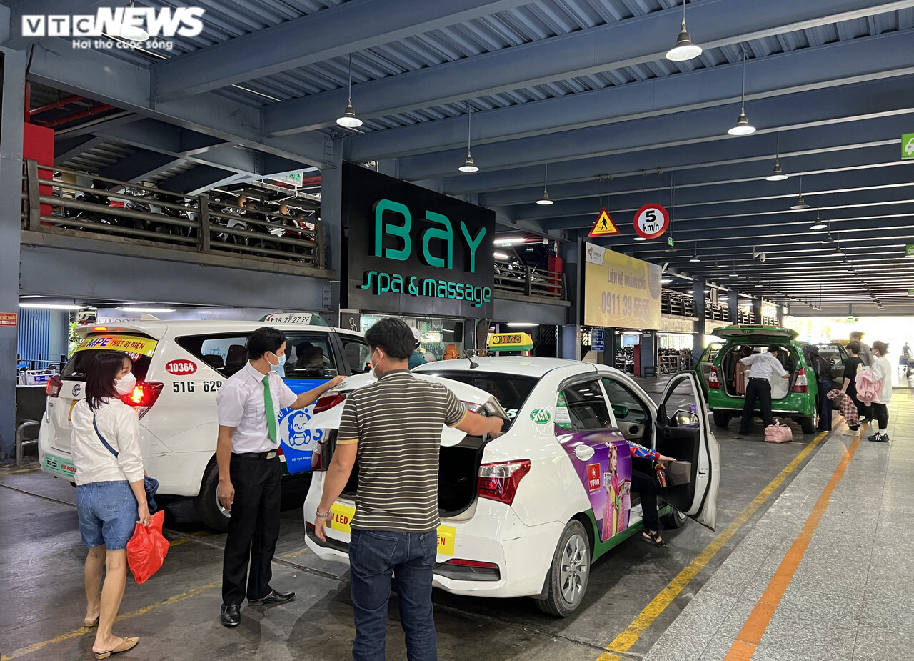 Ảnh: Sân bay Tân Sơn Nhất thông thoáng, không còn cảnh chen chúc đón taxi - 7