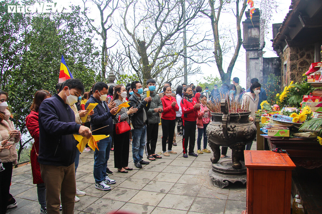 Ảnh: Hàng ngàn người dân đổ về chùa Hương Tích để sờ tượng hổ - 5