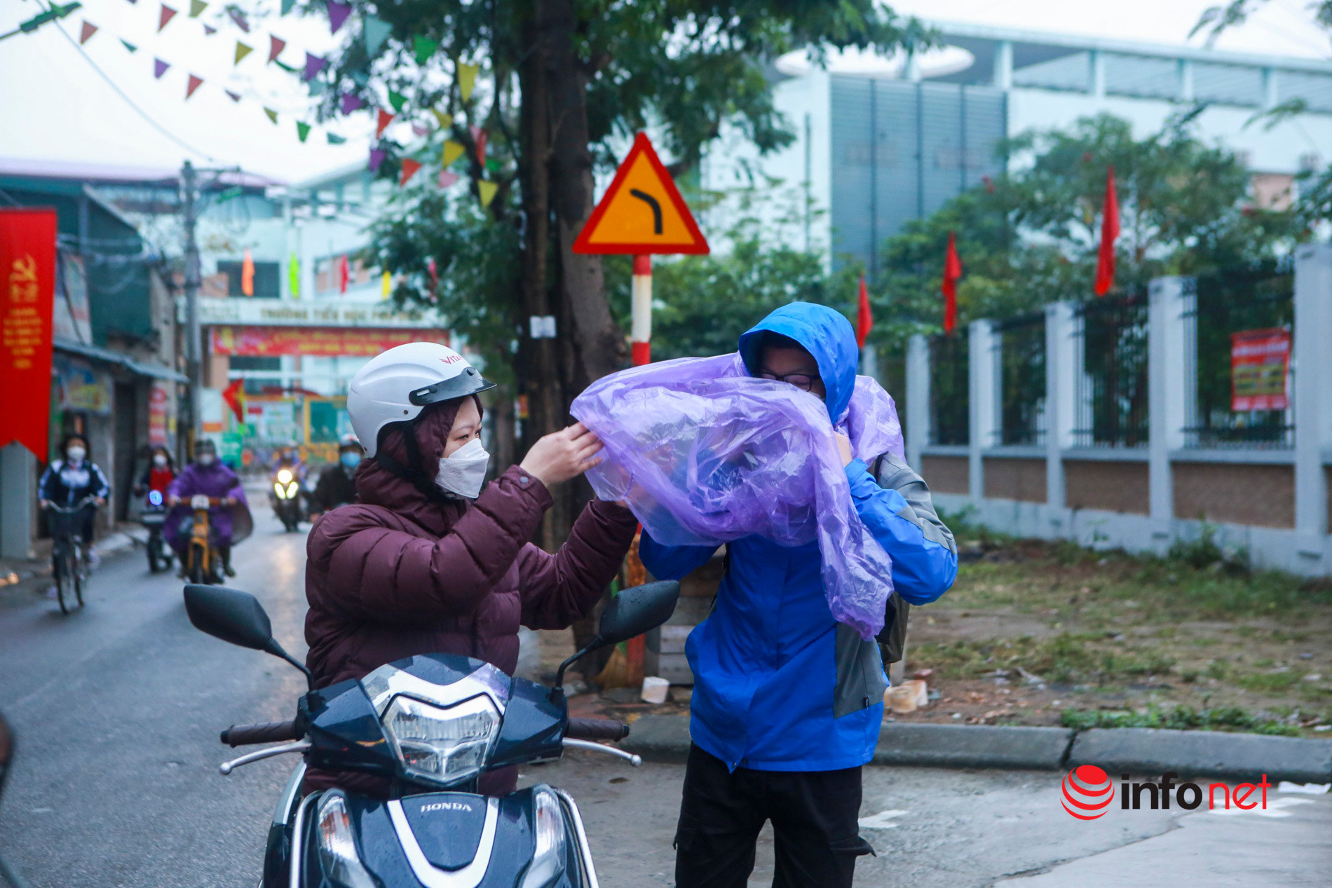 Học sinh Hà Nội háo hức đội mưa đến trường sau đợt học online kéo dài