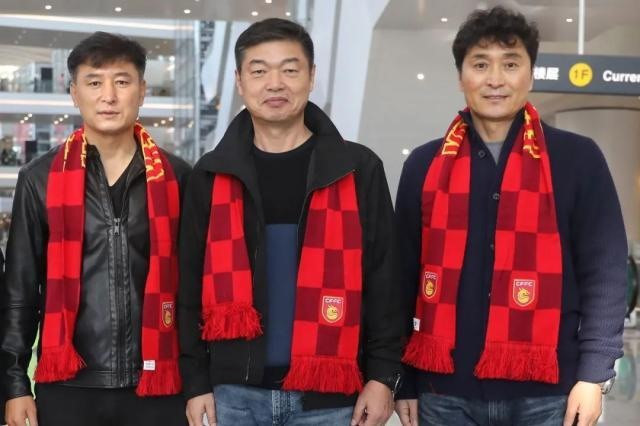 HLV Kim Jong-boo (giữa) có thể trở thành người dẫn dắt tuyển Trung Quốc trong tương lai. CFA muốn có 1 HLV ngoại cho đội tuyển, giống như mô hình đang thành công của tuyển Việt Nam. Ảnh: Twitter