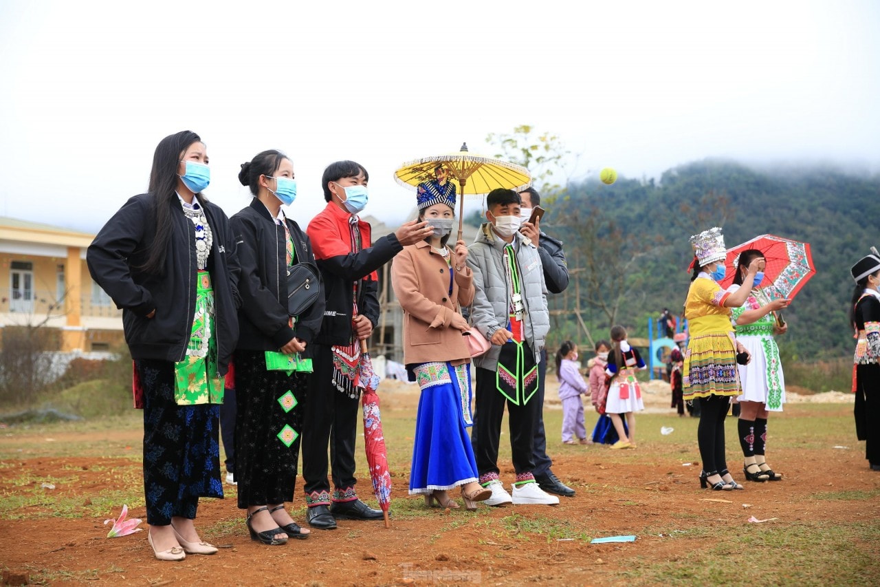 Đầu xuân, thiếu nữ Mông xinh đẹp ném pao tìm người yêu Đầu xuân, thiếu nữ Mông xinh đẹp ném pao tìm người yêu