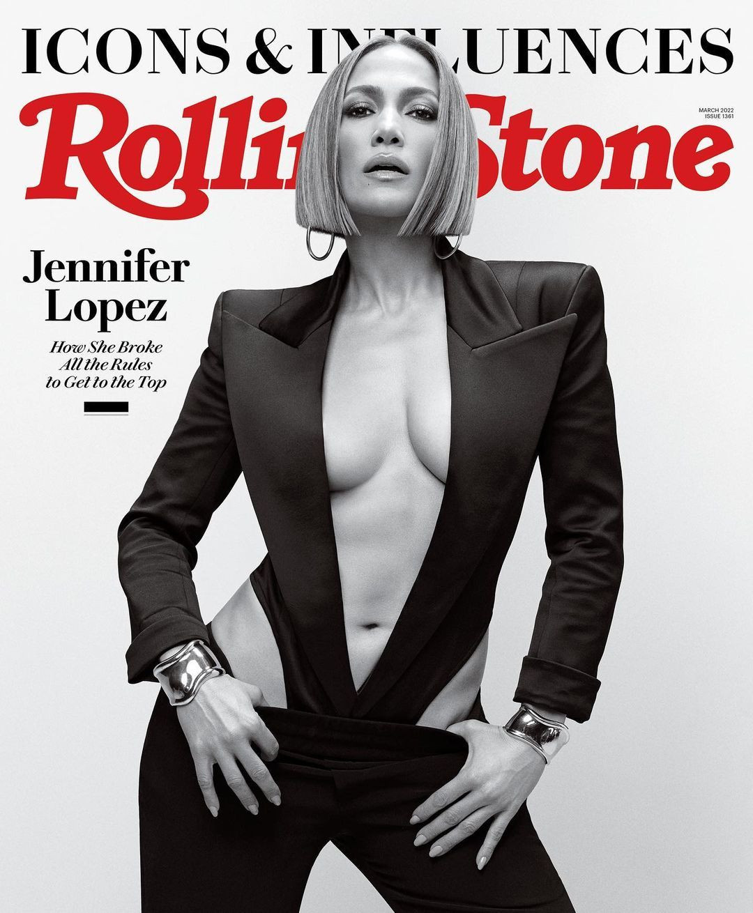 Jennifer Lopez mặc vest không nội y khoe đường cong ở tuổi 53