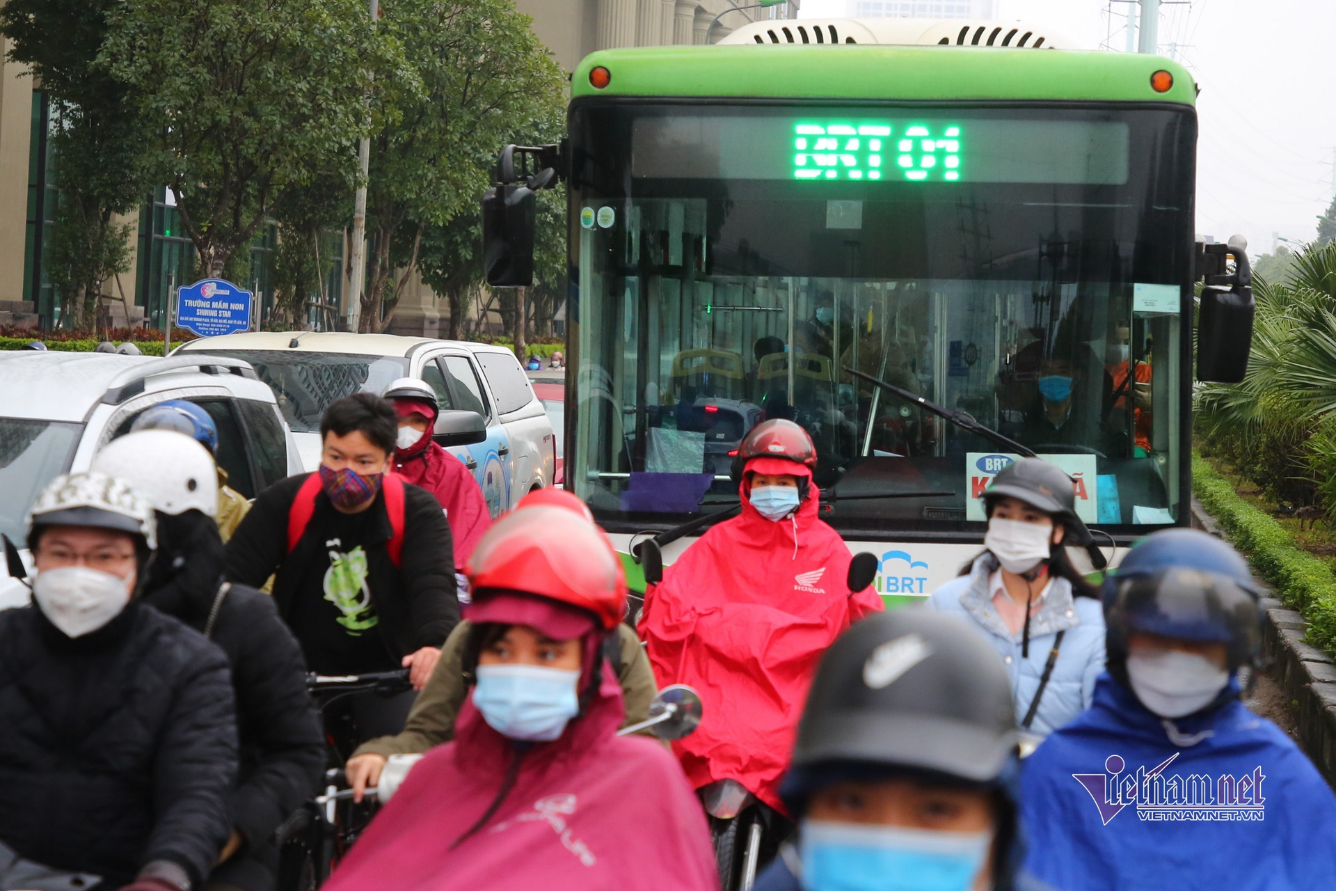 Hà Nội mưa rét, buýt nhanh BRT bị ‘khóa chặt’ giữa dòng xe