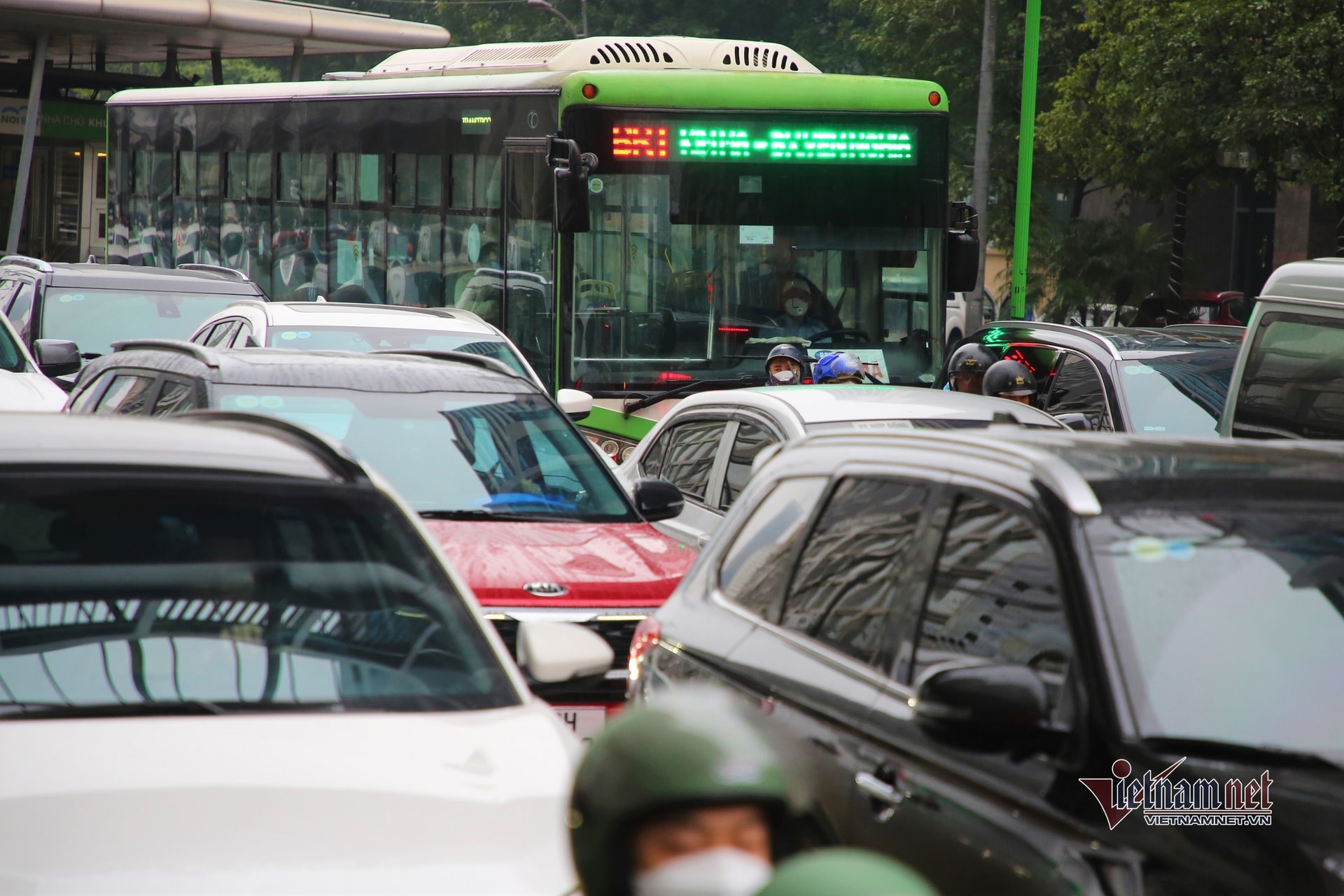 Hà Nội mưa rét, buýt nhanh BRT bị ‘khóa chặt’ giữa dòng xe