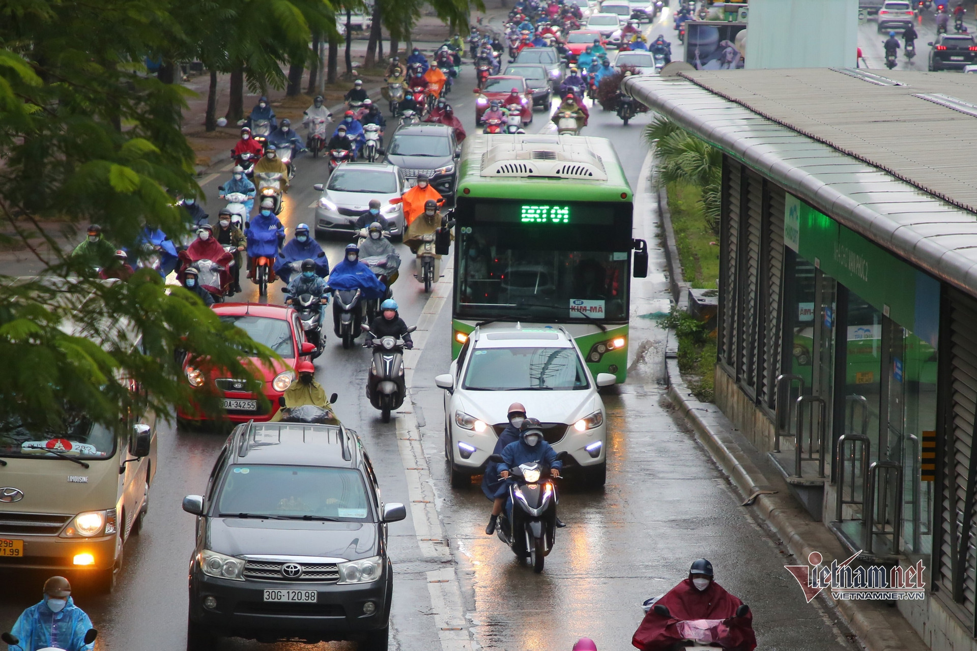 Hà Nội mưa rét, buýt nhanh BRT bị ‘khóa chặt’ giữa dòng xe