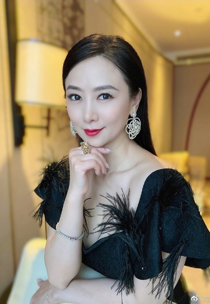Hoa hậu châu Á Ông Hồng tuổi 53 viên mãn bên chồng và con gái