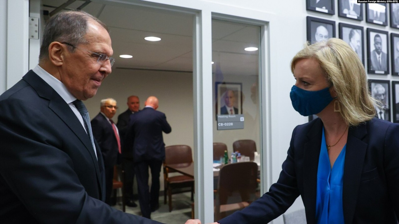 (02.09) Ngoại trưởng Anh Liz Truss và người đồng cấp Nga Sergei Lavrov gặp gỡ bên lề kỳ họp Đại hội đồng Liên hợp quốc hồi tháng 9/2021. (Nguồn: Bộ Ngoại giao Nga)