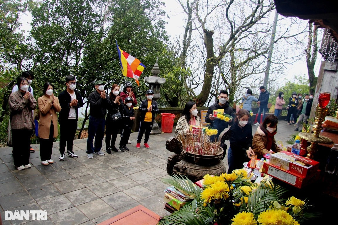Hàng vạn người dân đổ về Hoan Châu đệ nhất danh lam cầu bình an - 10