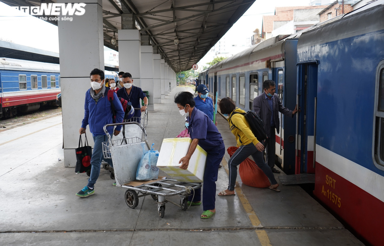 Ảnh: Ga Sài Gòn nhộn nhịp người dân trở lại thành phố sau Tết - 6